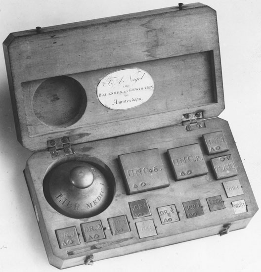apothekerskist
              metriek Noord-Nederlands